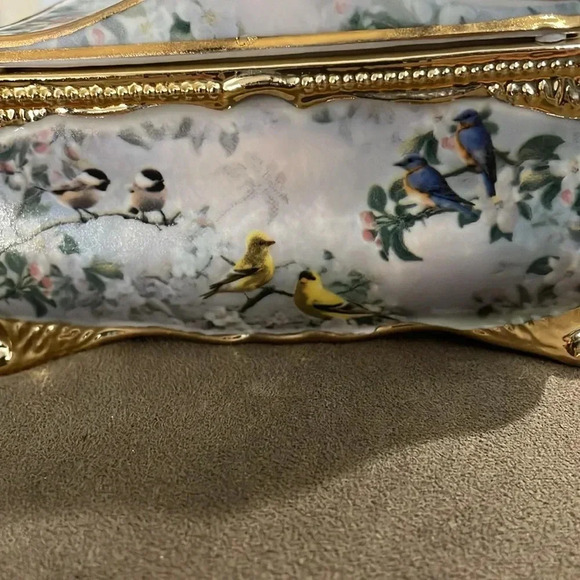 The Bradford Exchange songbird Serenade Heirloom porcelain music box - Picture 3 of 9
